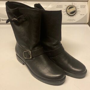Frye Veronica Short size 8, black